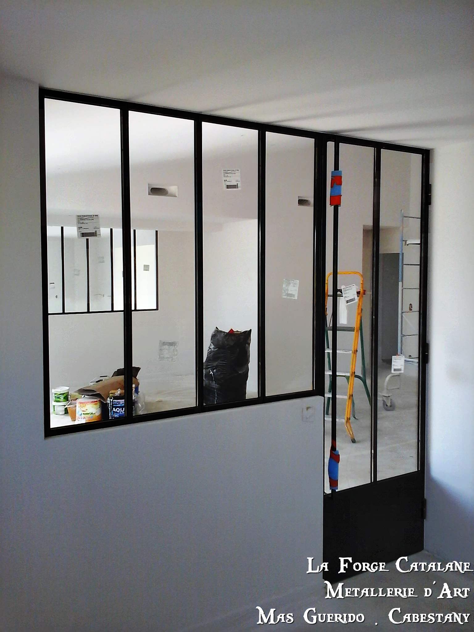 verriere avec ouvrant clair toute hauteur et soubassement fer forge catalane cabestan.jpg